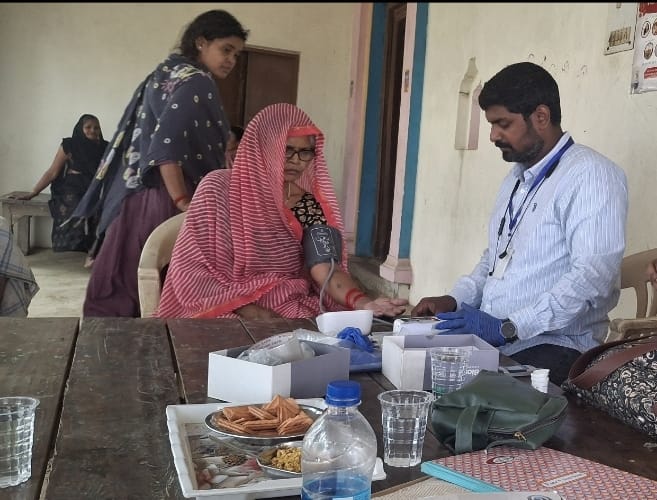 सामुदायिक स्वास्थ्य जांच एवं चिकित्सा सहायता शिविर — Anansha Welfare Society, Varanasi